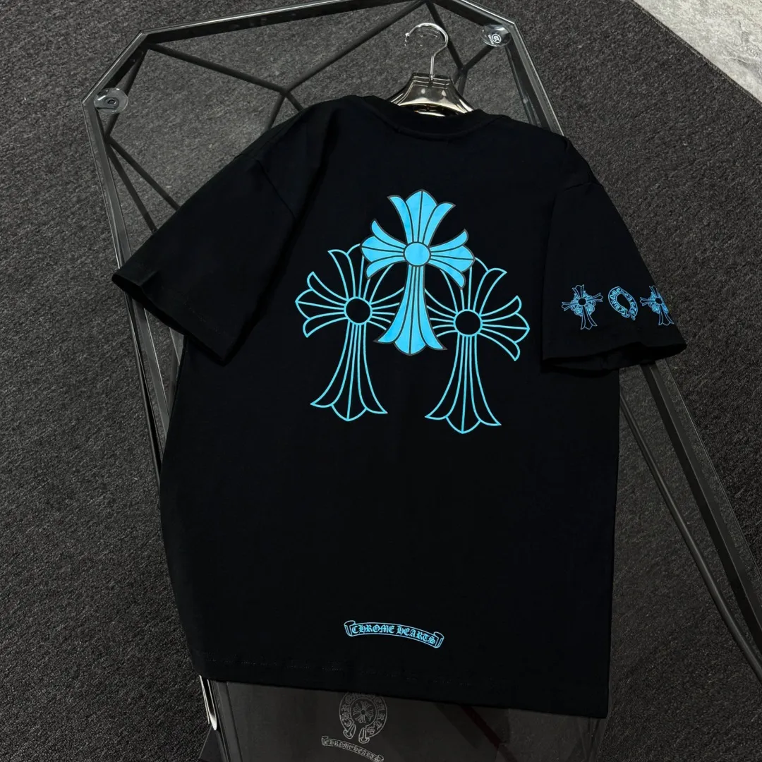 P170 Chrome Hearts 25 high-end versions. The fabric is made of 300 grams of high-density pure cotton. It does not deform or shrink. It has three labels. It is the same style for men and women. Technology: suede foaming + digital printing. Color: white, black. SIZE: S-XL.